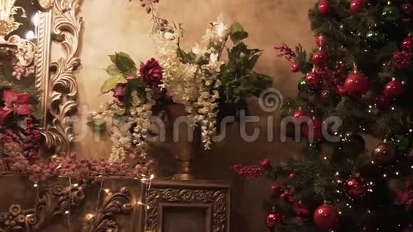 圣诞房室内设计剪辑用灯光装饰的树在室内赠送礼物玩具蜡烛和花环视频的预览图
