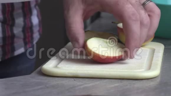 厨房里有个男人在切苹果视频的预览图