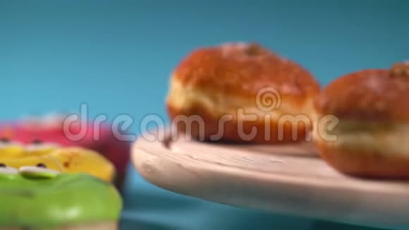 刚出炉的奶油面包被洒了视频的预览图