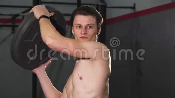 无体力的年轻运动员集中力量锻炼体重视频的预览图