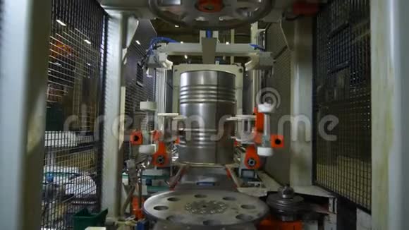 沿生产线运输金属桶视频的预览图