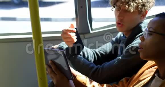 4k公交车站男性通勤者使用手机视频的预览图