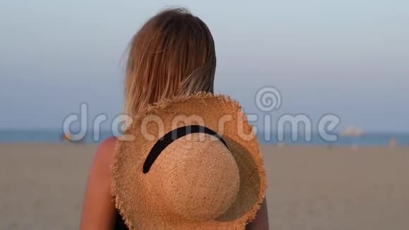 日落时分在海滩上慢镜头微笑的幸福女人的肖像视频的预览图