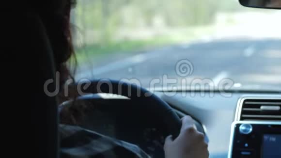 汽车女后轮乘车在旅途中的近距离视频的预览图