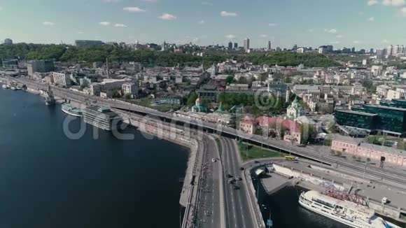 4的空中无人机飞行马拉松在桥上跑步大镜头基辅波迪的景色视频的预览图