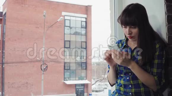 那个女孩坐在窗台上靠在砖楼上吃方便面视频的预览图