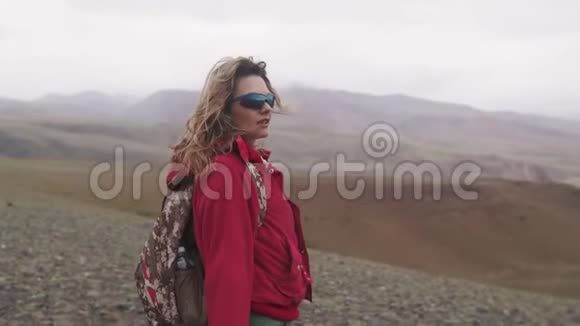 徒步旅行山里的女孩旅行者雾和雨带背包的游客画像视频的预览图