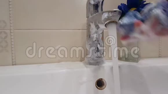 女人洗手消毒家庭主妇清洁视频的预览图
