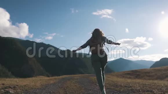 旅行者朝山上跑去女游客享受大自然的美丽旅游乐趣的概念视频的预览图