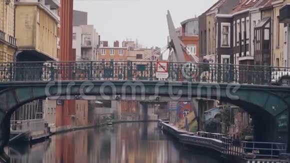 市中心的根特根特运河和桥梁视频的预览图