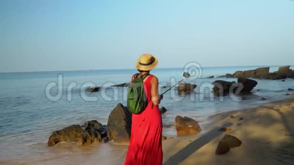 那个戴草帽的女人沿着海滩散步普夸克岛晴天美丽的海洋开放空间视频的预览图