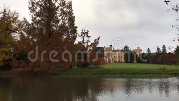 秋季莱德尼斯城堡和公园的河滨立面视频的预览图