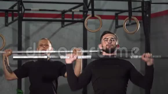 男交叉运动员在体育馆热身举起杠铃视频的预览图