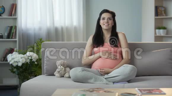受启发的孕妇抚摸着肚子梦想着尽快出现新生儿视频的预览图
