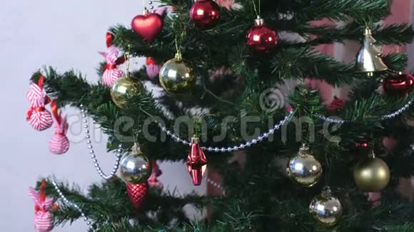圣诞树树枝上有红色金色和银色珠子的圣诞装饰视频的预览图