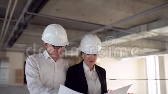 两名工程师在施工时会面并咨询建筑项目两名工程师在建筑工程和咨询建筑视频的预览图