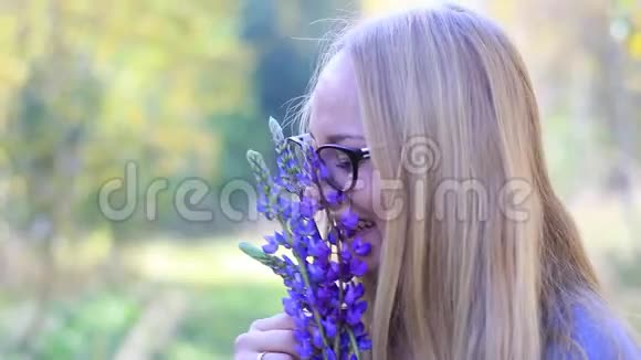 年轻女孩和一朵花说话视频的预览图