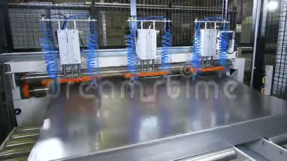 自动机器的橡胶吸盘采取金属片视频的预览图