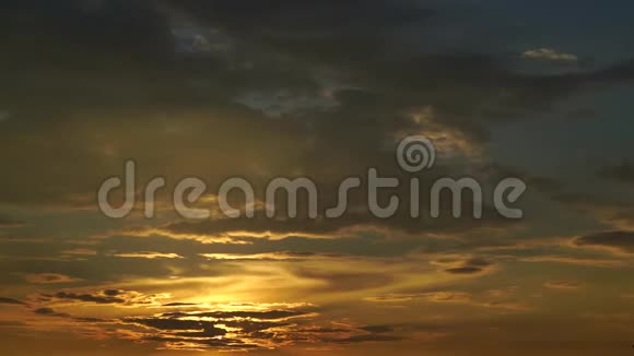 金色的日落和多云的天空时间流逝视频的预览图