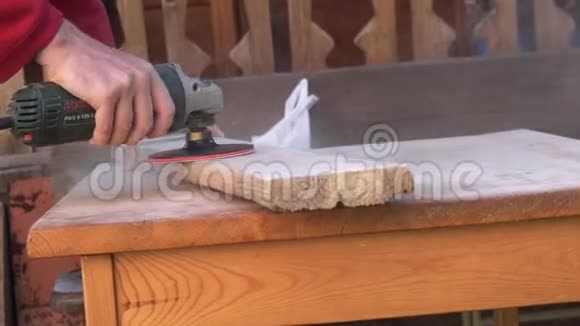 工人擦黑板工人用磨光机打磨木板木材清洁工作视频的预览图