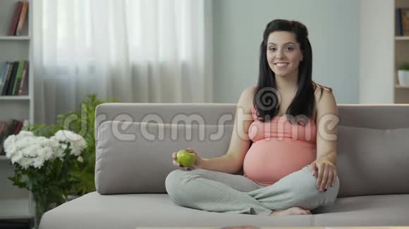 孕妇照顾孩子生活健康吃新鲜水果视频的预览图
