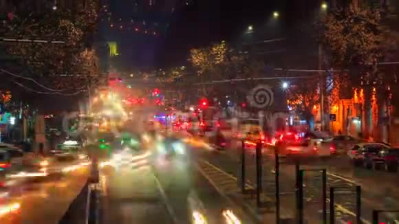 时间推移视频的汽车与长期曝光在埃里温街马什图特镜头移开视频的预览图