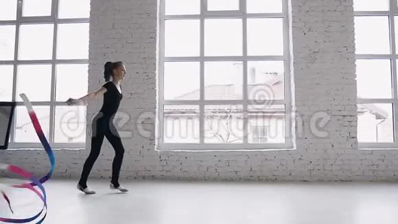 艺术体操训练十几岁的女孩在白色的工作室或视频的预览图