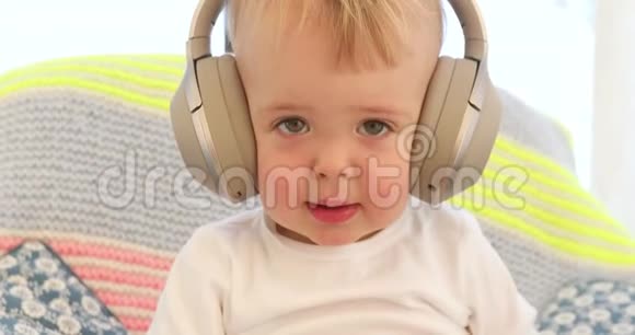 小男孩在家听音乐耳机视频的预览图