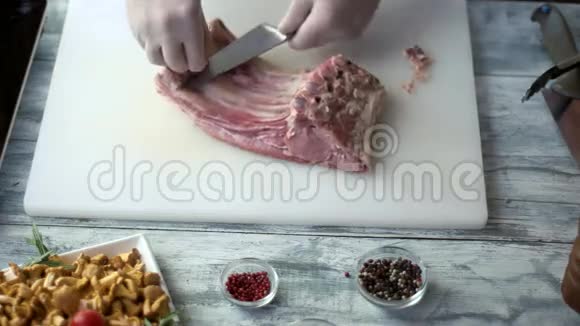 厨师手和生肉视频的预览图