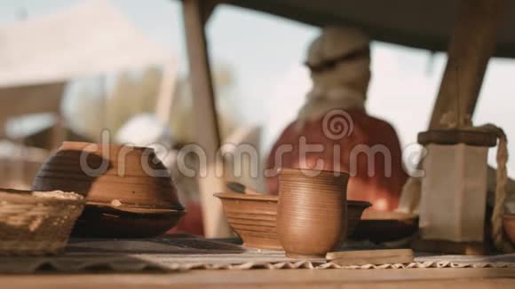 陶器站在桌子上视频的预览图