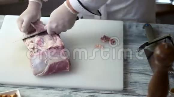 生肉和厨师手视频的预览图