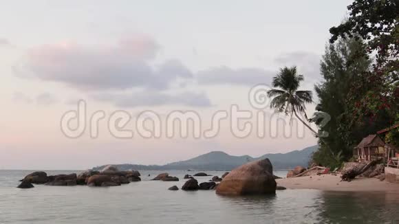 美丽的热带海景日落时在水面上荡漾视频的预览图