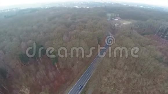 BraunschweigHeidberg追逐宝马汽车的空中视频视频的预览图