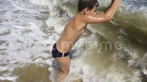 少年从海滩潜入大海视频的预览图