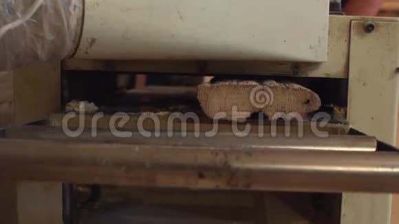 joiner用千斤顶平面慢运动使木材工件变白用千斤顶刮削工件视频的预览图