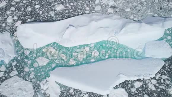 绿松石冰山海冰空中俯视图视频的预览图