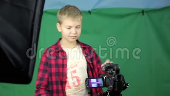 一个青少年视频博客包括一个摄像机视频的预览图