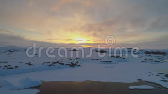 北极日出天空山上鸟瞰视频的预览图