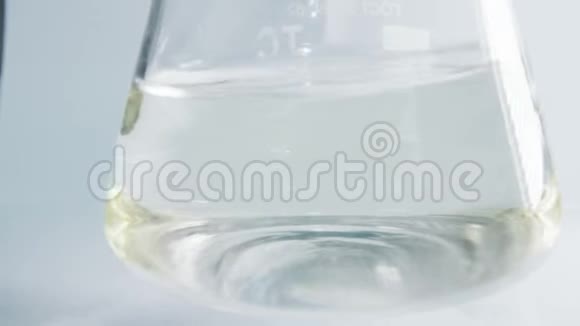 特写镜头显示玻璃灯泡与震动透明液体视频的预览图