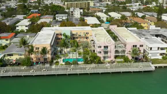 带游泳池的迈阿密海滩公寓视频的预览图