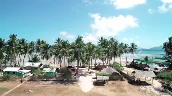 空中无人机飞行在热带天堂绿松石海滩与棕榈树和平房菲律宾ElNido视频的预览图