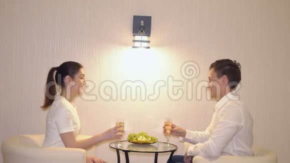 一对带水果和香槟的年轻夫妇的浪漫聚会视频的预览图
