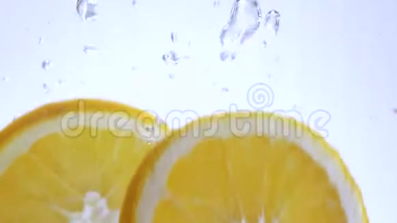 近距离拍摄落入水中的橙色切片视频的预览图
