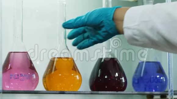 不同颜色的油制品和手显示黄色液体视频的预览图