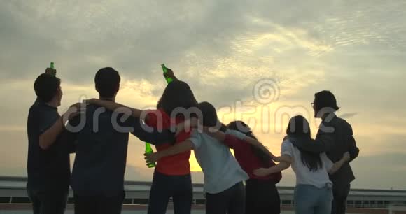 在夏季的屋顶聚会上一群年轻的朋友跳舞玩得开心一起举杯庆祝视频的预览图