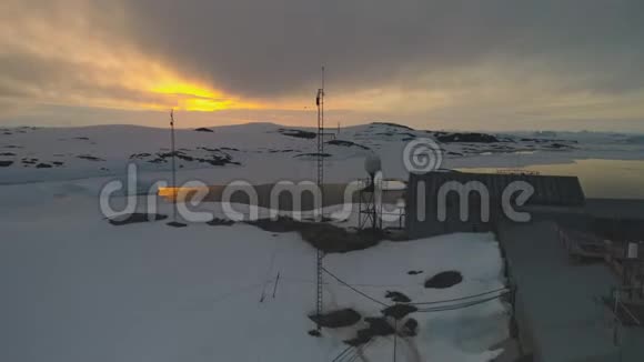 弗纳德斯基北极站上空日出视频的预览图