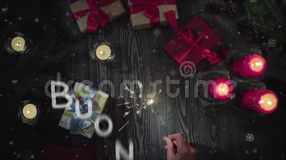 动画布恩阿诺意大利新年快乐女性手拿火花视频的预览图