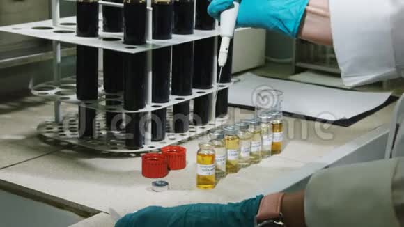 实验室助理用电器取黄色小液体视频的预览图