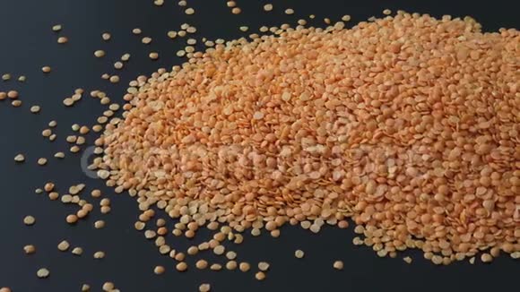 黑色背景上孤立的红色扁豆视频的预览图