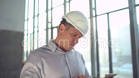 哈达的工程师在一家重工业工厂里拿着一台平板电脑慢动作视频的预览图